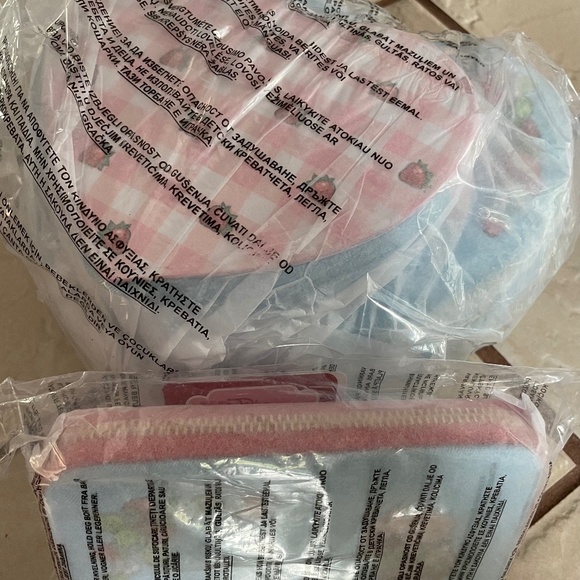 Loungefly strawberry shortcake with matching wallet - Picture 3 of 3